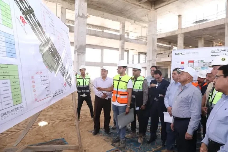 وزير النقل يتفقد الخط الثاني للقطار الكهربائي السريع