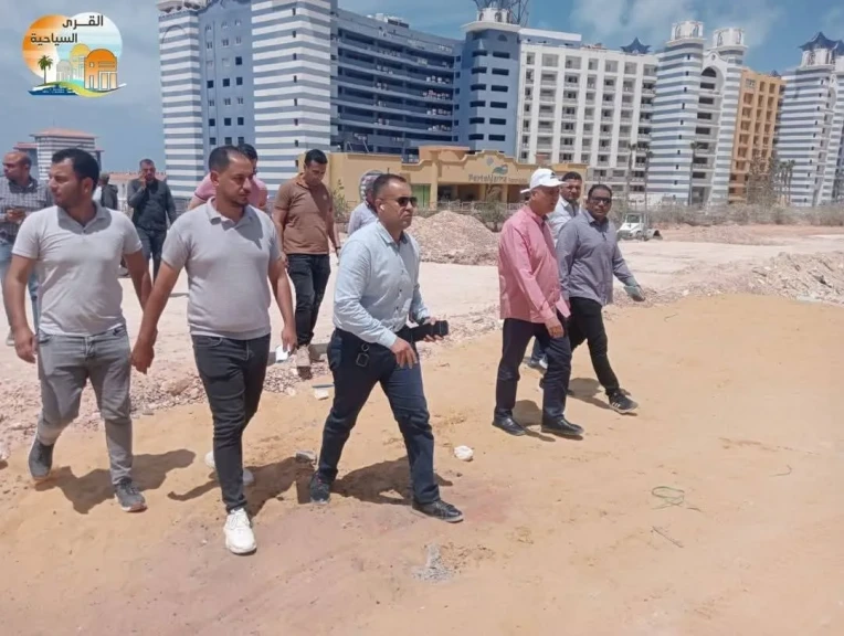 مسئولو الإسكان يتابعون المشروعات الجاري تنفيذها بالقرى السياحية
