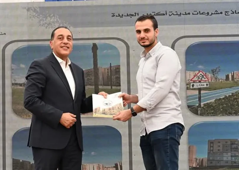رئيس الوزراء يسلم عددا من عقود وحدات المبادرة الرئاسية ”سكن لكل المصريين” بمدينة أكتوبر الجديدة