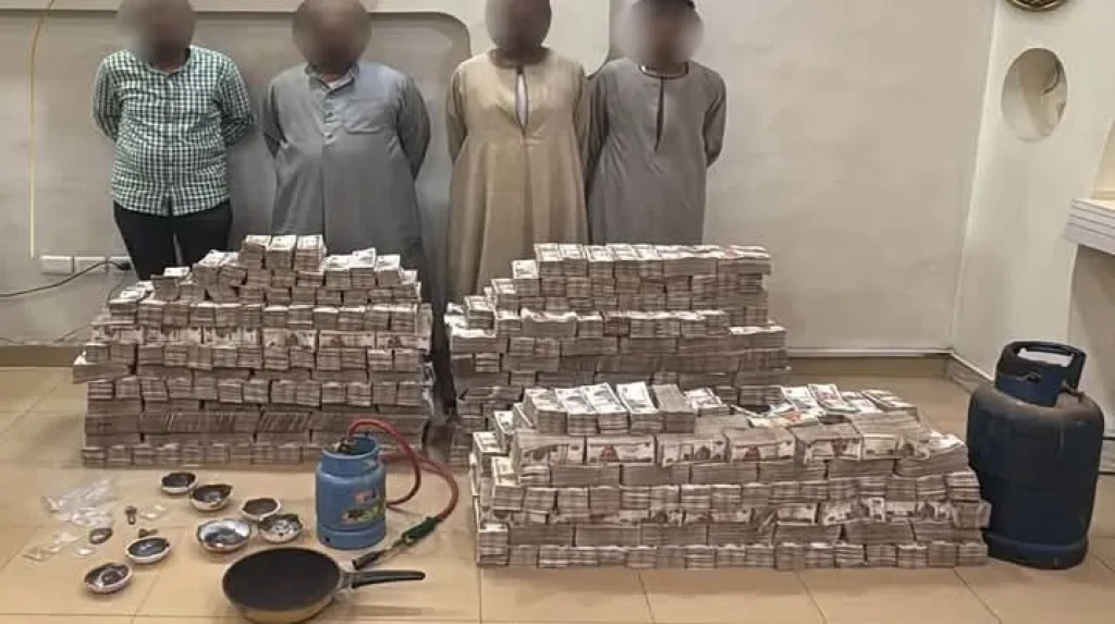 الداخلية : ضبط 4 أشخاص لقيامهم بالبحث عن خام الذهب بحوزتهم 77 مليون جنيه
