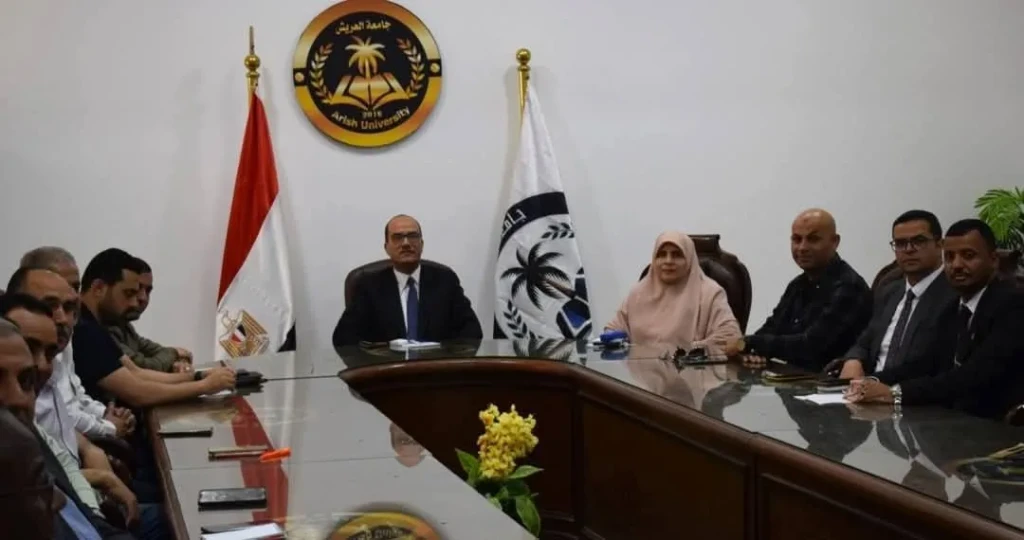 رئيس جامعة العريش يجتمع مع أعضاء هيئة التدريس ووكلاء الكليات بجميع القطاعات