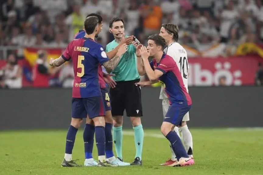 برشلونة يقدم مقترحات رسمية لإصلاح التحكيم وتقنية الفيديو في الليجا