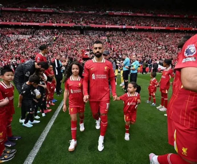 محمد صلاح يحتفل بالتتويج بالدورى الانجليزي رفقه ابنتيه مكه وكيان