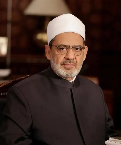 شيخ الأزهر يعزِّي الأم والطبيبة الفلسطينيَّة آلاء النجار في استشهاد أبنائها التسعة بقصف صهيوني غادر
