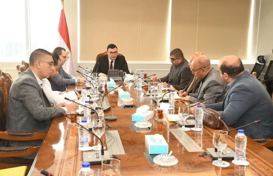 وزير الإسكان يعقد اجتماعاً مع رؤساء ومسئولي أجهزة تنمية مدن غرب القاهرة