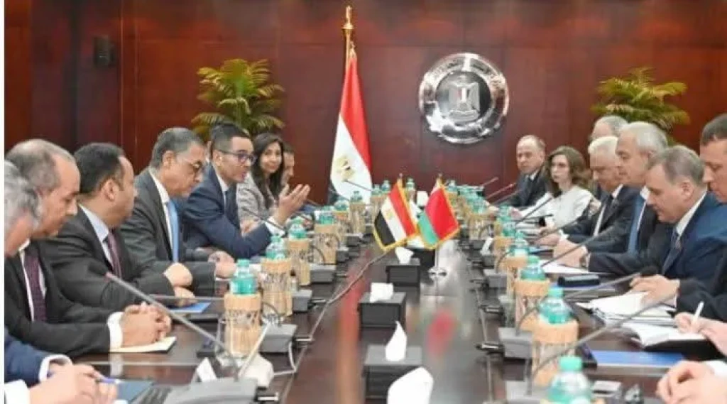 وزير الاستثمار يبحث تعزيز التعاون مع رئيس مجلس النواب للجمعية الوطنية لـ «بيلاروسيا»