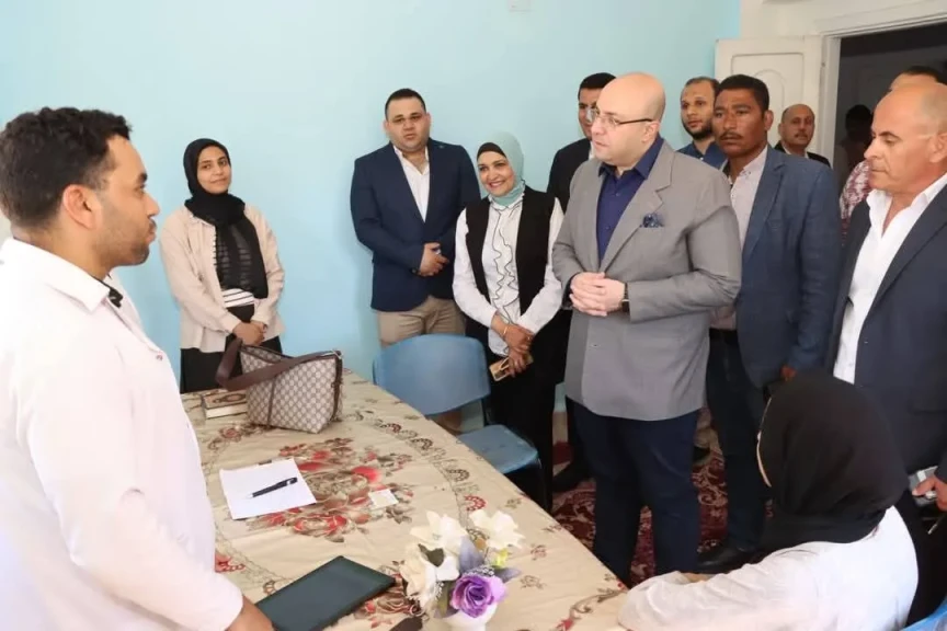 محافظ بني سويف يستمع  لمشاكل واحتياجات أهالي قرية بني هانئ