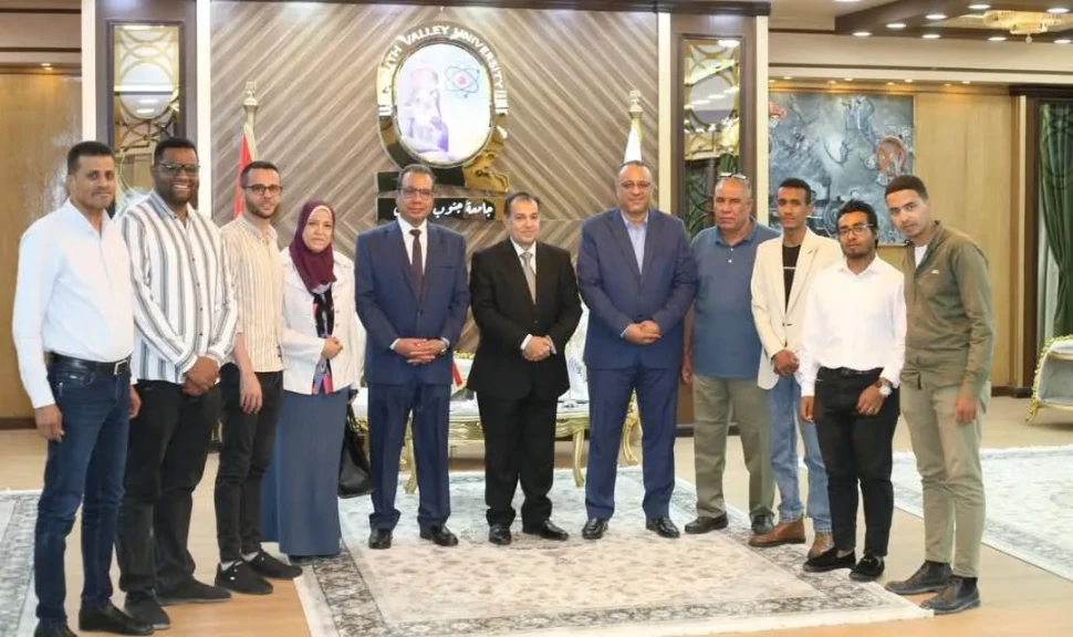 رئيس جامعة جنوب الوادي يناقش التطبيق الالكتروني(نظام الحضور الجامعي)