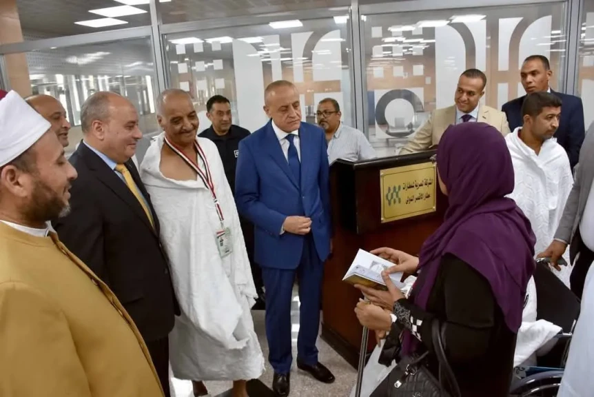 محافظ الأقصر يودع حجاج الفوج الخامس لقرعة وزارة التضامن الإجتماعى