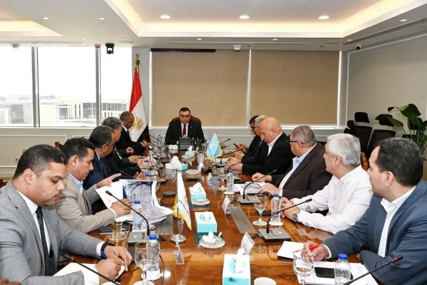 وزير الإسكان يتابع منظومة الصرف الصحي بقرية الكرور بأسوان