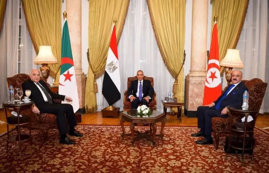 وزير الخارجية والهجرة يستضيف اجتماعا للآلية الثلاثية لدول الجوار حول ليبيا مع نظيريه الجزائري والتونسي