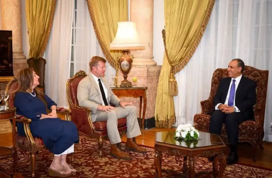 وزير الخارجية والهجرة يلتقي السيناتور ”تيم شيهي” عضو لجنة الخدمات العسكرية بمجلس الشيوخ الأمريكي