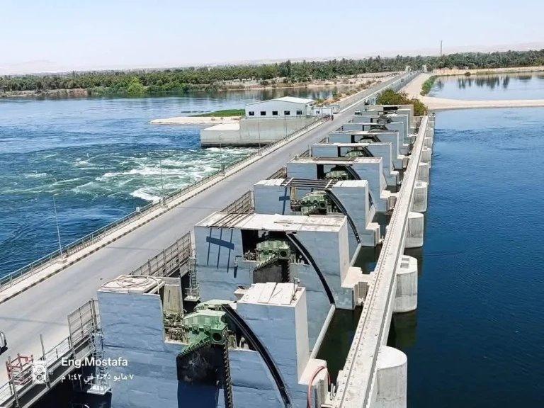 وزير الري يتابع الموقف التنفيذي لمشروع تحديث أنظمة وأجهزة التشغيل لمفيض قناطر إسنا الجديدة