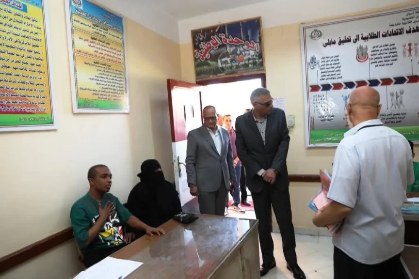 محافظ أسوان يتفقد لجان إمتحانات نهاية العام الدراسى للشهادة الإعدادية
