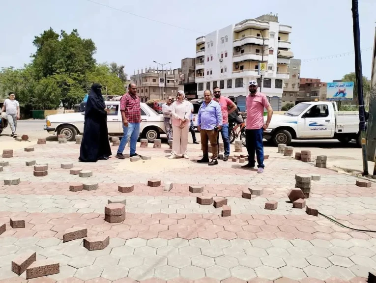 محافظ الدقهلية يتابع أعمال رصف الطرق وتركيب انترلوك بشوارع مدينة الجماليه