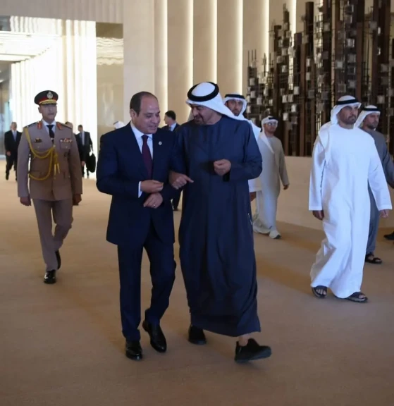 رئيس دولة الإمارات يستقبل الرئيس السيسي في مطار أبوظبي
