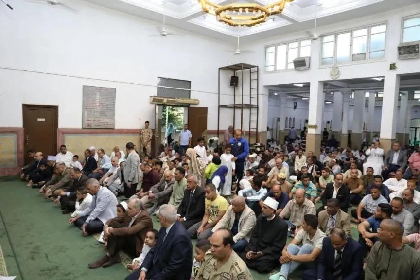 محافظ أسوان يؤدى صلاة عيد الأضحى المبارك بمسجد النصر