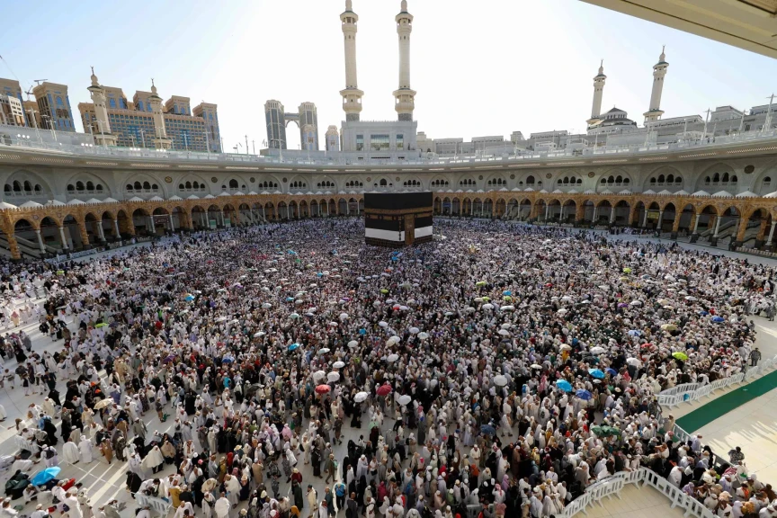 الحجاج يؤدون طواف الإفاضة... ويستكملون مناسكهم في مِنى