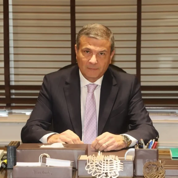 وزير الزراعة يستعرض مع رئيس ”الخدمات البيطرية” الخطط الاحترازية لحماية الثروة الحيوانية