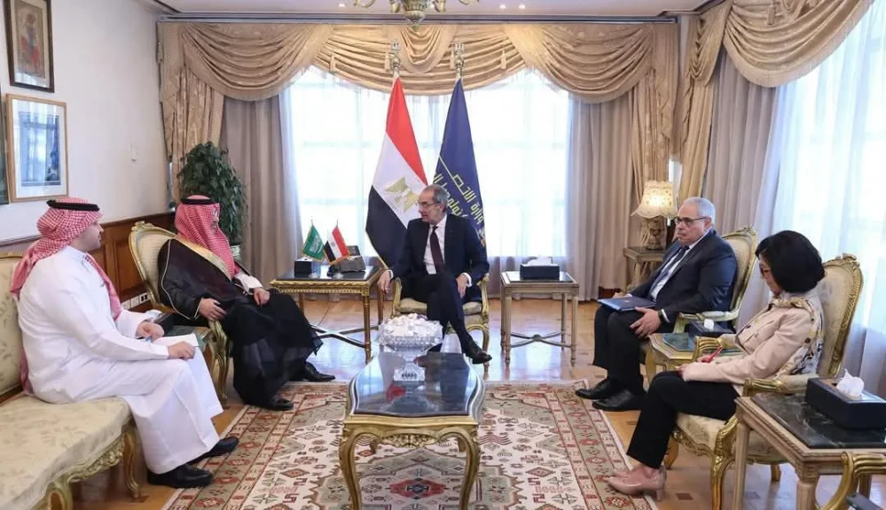 وزير الاتصالات يبحث مع سفير المملكة العربية السعودية فتح آفاق جديدة للتعاون بين البلدين