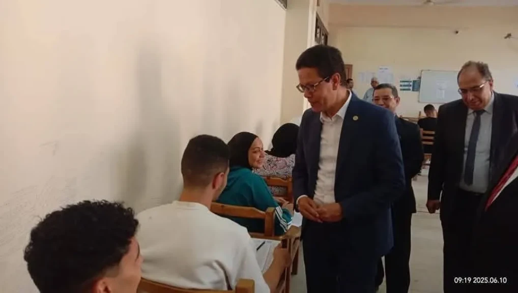 رئيس جامعة بنها يتفقد إمتحانات كلية الحقوق