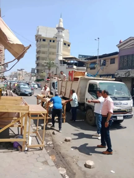 الوحدة المحلية بدمياط تُنفذ حملة لرفع الاشغالات بأحياء المدينة