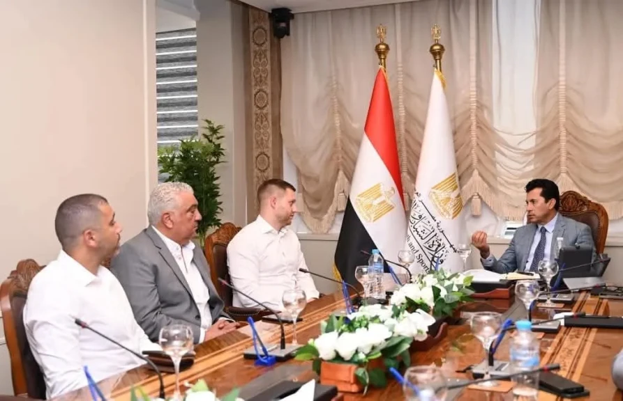 وزير الشباب والرياضة يبحث مع مسؤولي شركة ألمانية سُبل تسويق المعسكرات الرياضية بمدينة شرم الشيخ