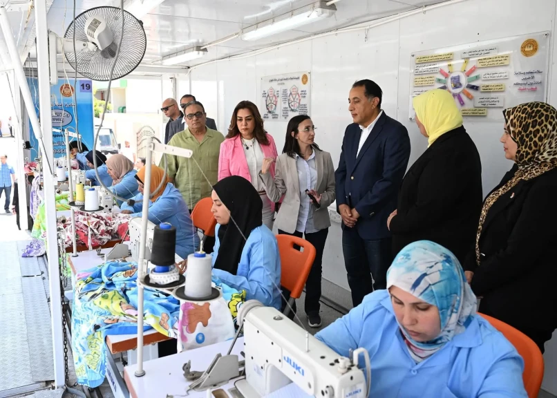 رئيس الوزراء يتفقد قافلة خدمية تقدم خدمات متنوعة لمواطني قرية ”زاوية صقر” بمركز أبو المطامير