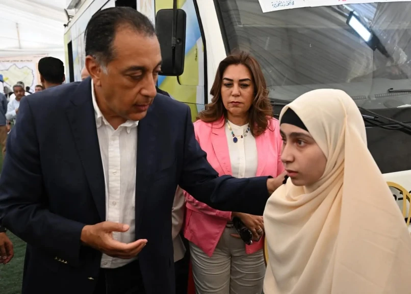 خلال جولته التفقدية بالبحيرة .. مواطن لرئيس الوزراء: ”بنتى اتعمت بعد ما ضربها طفل على رأسها ..ومدبولى: هنعمل اللازم حالا”