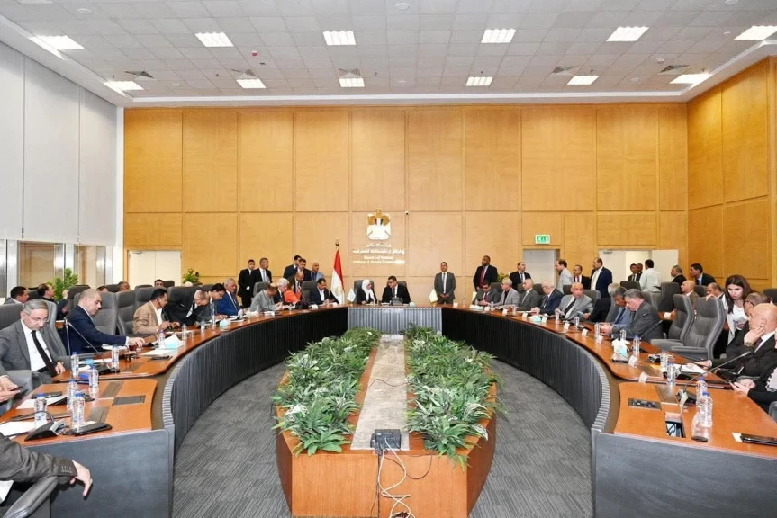 وزير الإسكان يعقد اجتماعه الدوري مع عدد من أعضاء مجلسي النواب والشيوخ