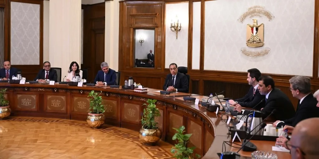 رئيس الوزراء يلتقي الرئيس الإقليمي لمجموعة فنادق ”حياة” العالمية ورئيس مجلس إدارة شركة ”أدد العقارية”