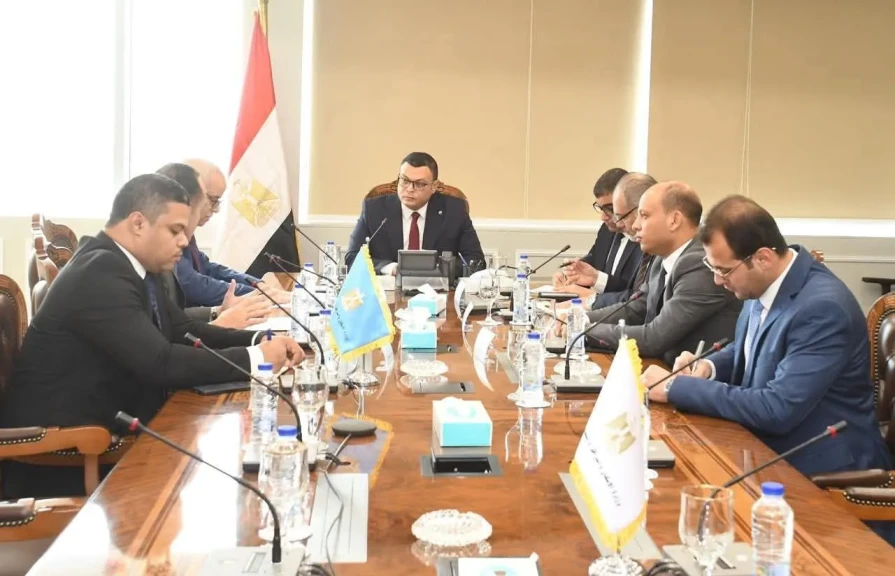 وزير الإسكان يلتقى ممثل شركة استادات للاستثمار الرياضي