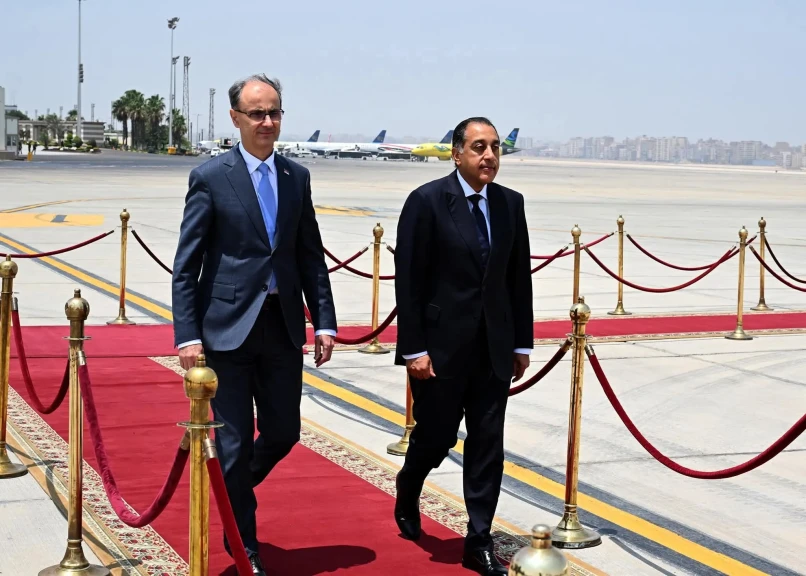 رئيس الوزراء يستقبل رئيس وزراء صربيا بمطار القاهرة الدولي