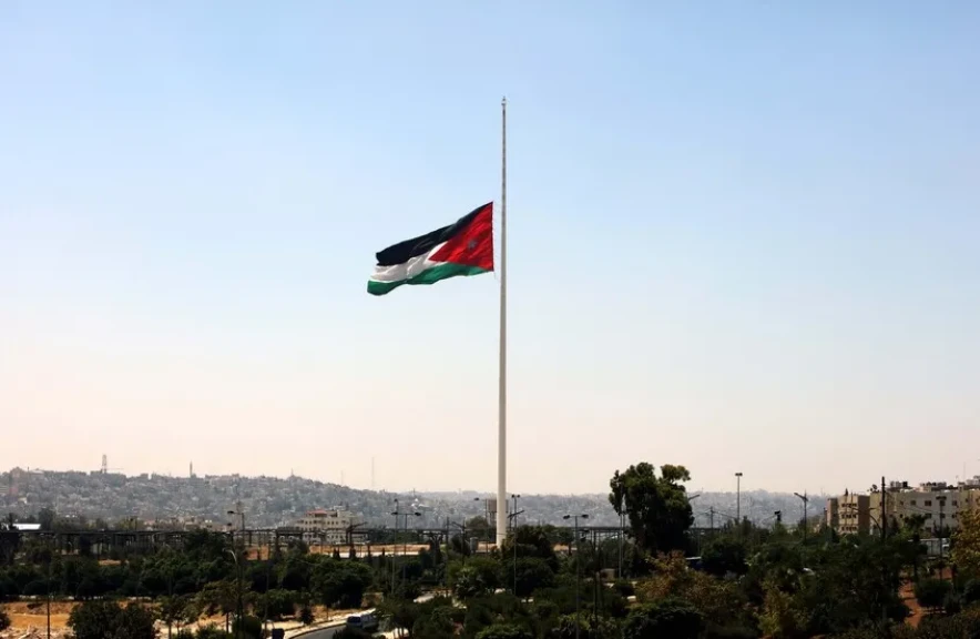 الأردن: إطلاق صافرات الإنذار بعد رصد أجسام طائرة في سماء المملكة
