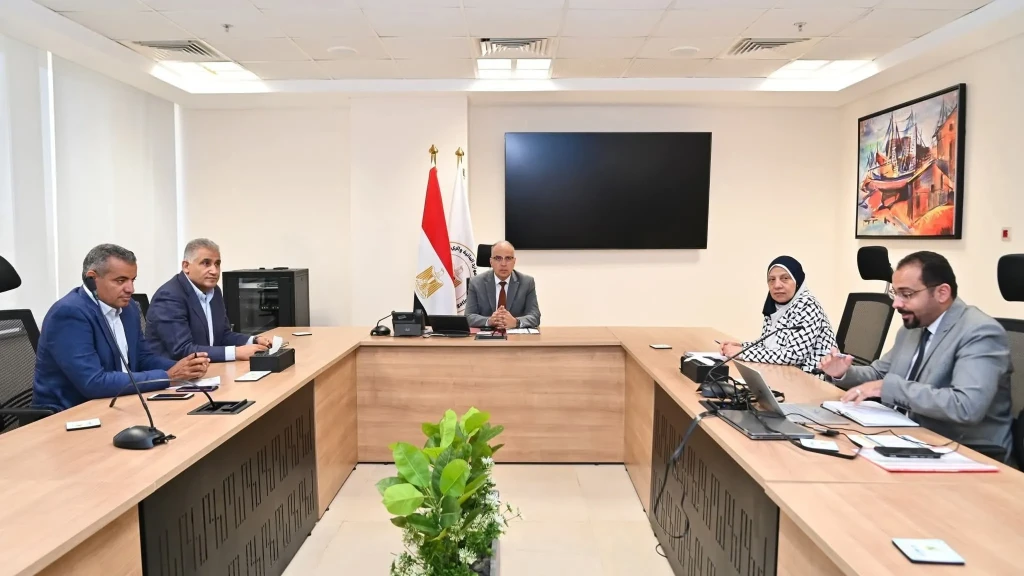 وزير الري يتابع حالة المنظومة المائية  وموقف توفير الإحتياجات المائية لمحطات مياه الشرب