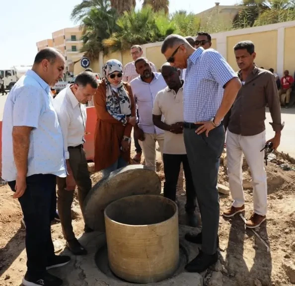 محافظ أسوان يتفقد أعمال الصرف الصحى بمنطقة الكرور