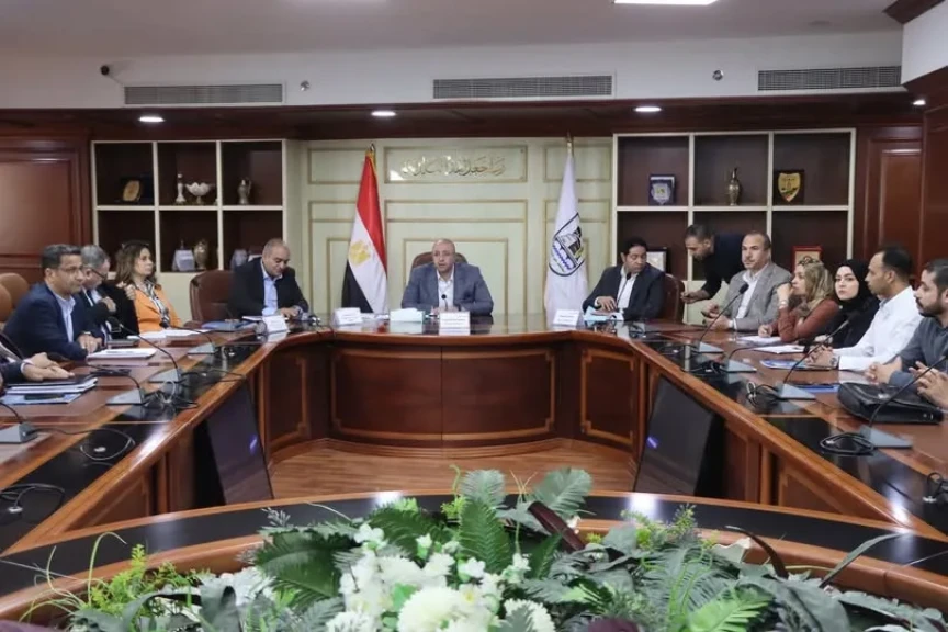 محافظ بني سويف يشهد جلسة حوار مع المستثمرين