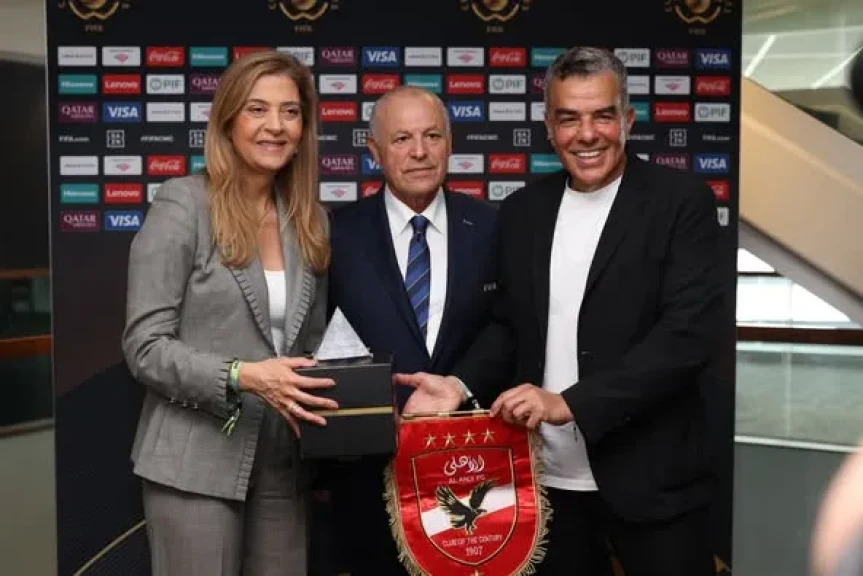 المهندس خالد مرتجي رئيس بعثة الأهلي يتبادل الدروع مع مسؤولي بالميراس قبل بداية لقاء الفريقين