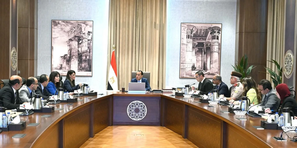 رئيس الوزراء يتابع موقف تمويل مشروعات المبادرة الرئاسية ”حياة كريمة”