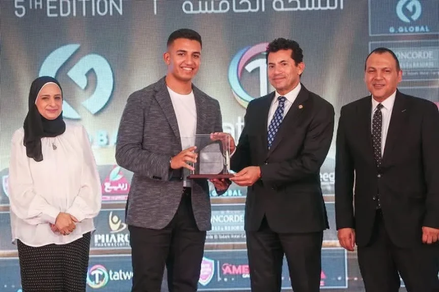 تكريم البطل العالمي سيف إسماعيل موسى في حفل ”نيوز الأفضل 2025” بحضور وزير الشباب.