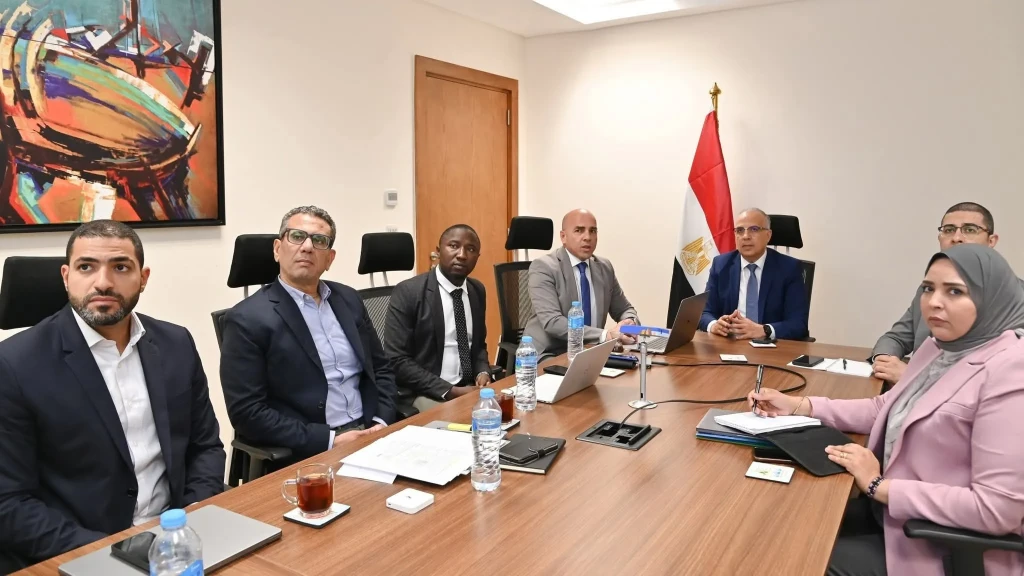 وزير الري يلتقى فريق بحثي من الجامعة الأمريكية