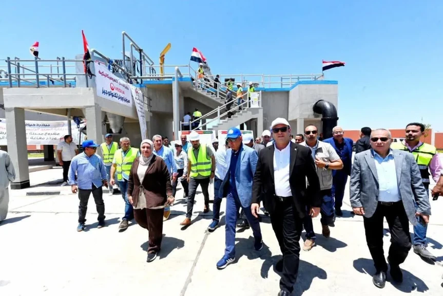 وزير الإسكان ومحافظ المنيا يتفقدان محطة معالجة صرف صحي برطباط بمركز مغاغة