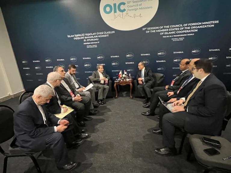 وزير الخارجية والهجرة يلتقي مع نظيره الإيراني في اسطنبول