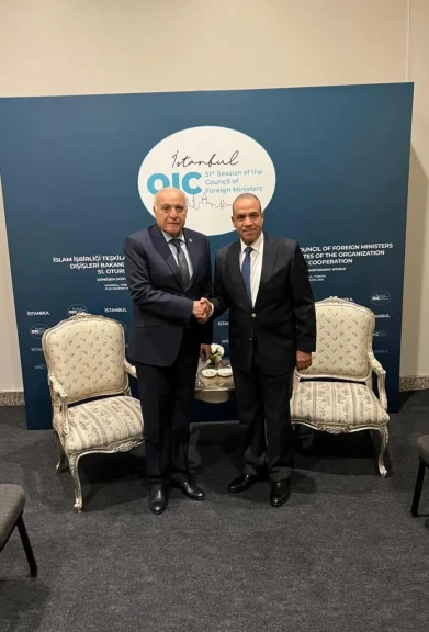 وزير الخارجية والهجرة يلتقي مع نظيره الجزائري
