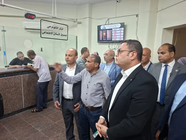 وزير الإسكان يتفقد المركز التكنولوجي لخدمة المواطنين بجهاز مدينة بدر