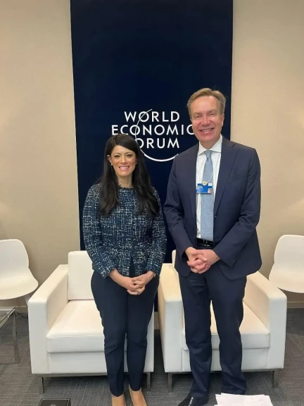 الدكتورة رانيا المشاط تبحث مع رئيس المنتدى الاقتصادي العالمي (WEF) تأثير التطورات العالمية والإقليمية على الوضع الاقتصادي