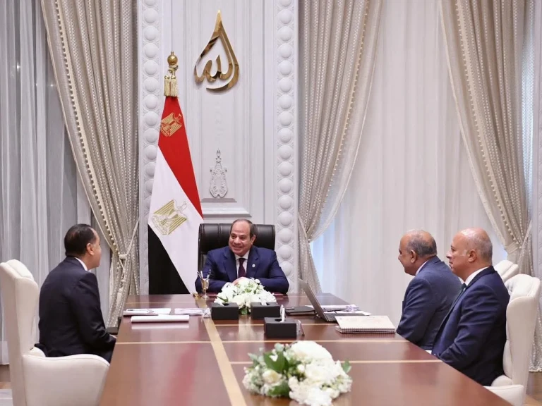 الرئيس السيسي يجتمع مع رئيس الوزراء و وزير الكهرباء بمدينة العلمين