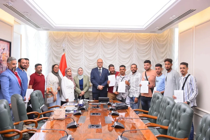 وزير العمل يُسلم عقود عمل لعمال مصريين للعمل في مجالات زراعة النخيل وتربية السمان بالأردن
