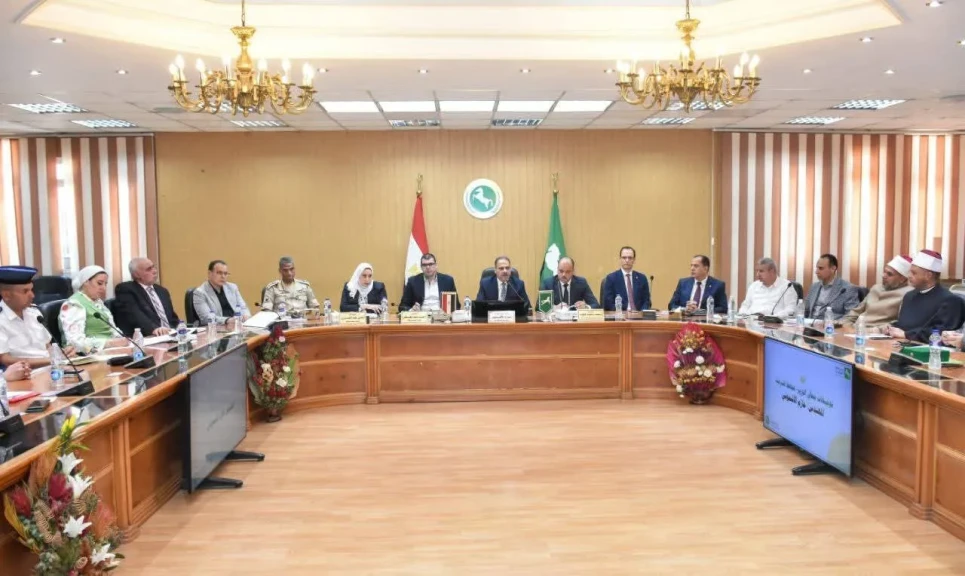 محافظ الشرقية يترأس إجتماع المجلس التنفيذي ويُقدم التهنئة لرئيس الجمهورية