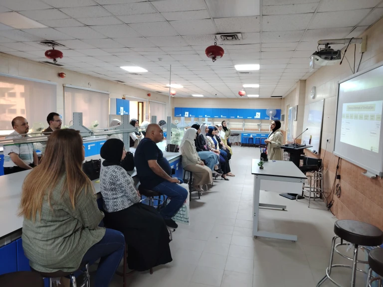 كلية طب المستنصرية تنظم دورة تدريبية تخصصية عن تعزيز معايير السلامة البايولوجية في مختبرات الأحياء المجهرية